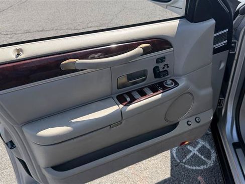 Used 2009 Lincoln Town Car Signature Limited RWD image 7