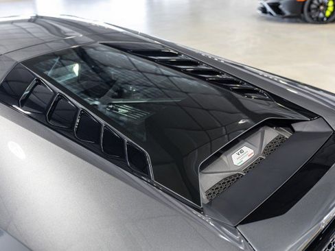 Used 2021 Lamborghini Huracan EVO RWD image 16