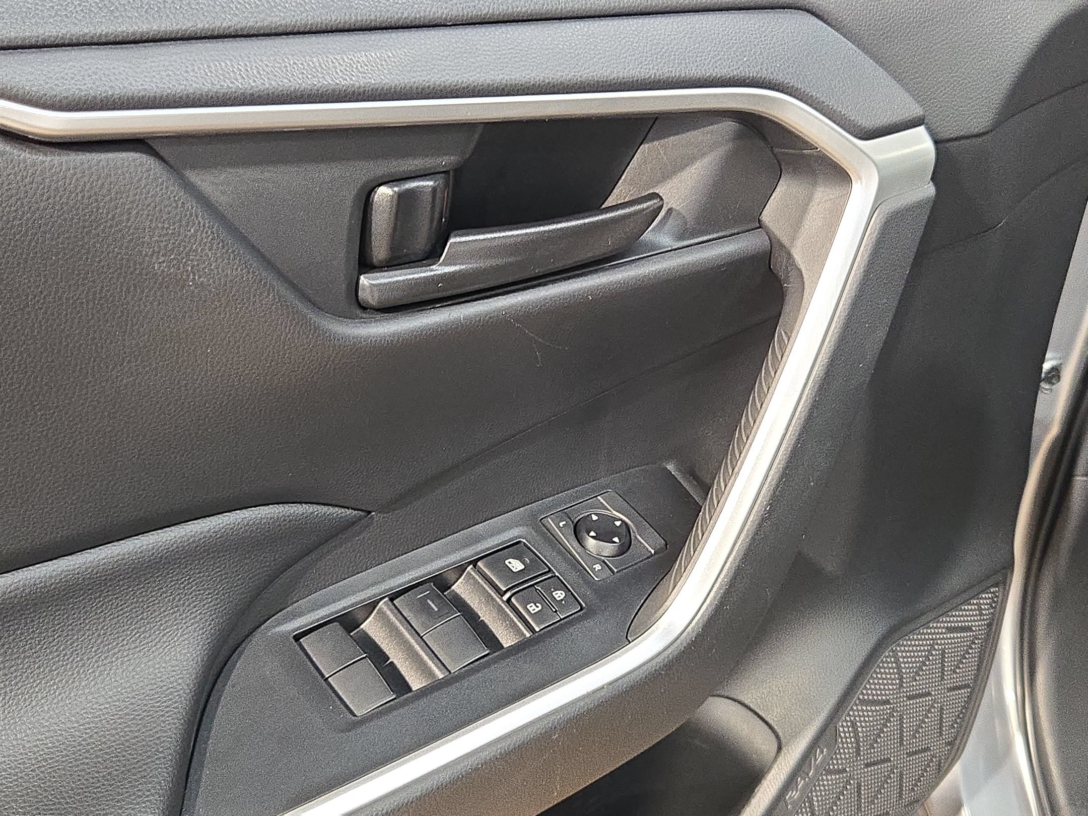 Used 2023 Toyota RAV4 LE AWD/4WD image 21