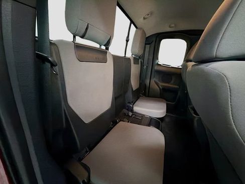Used 2018 Toyota Tacoma SR5 AWD/4WD image 25