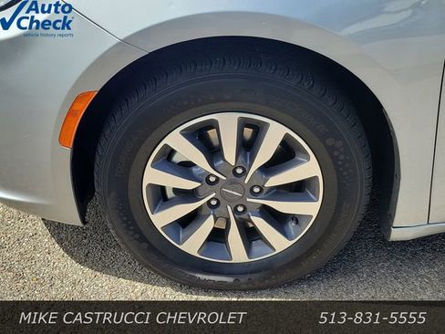 Used 2023 Chrysler Pacifica Touring-L FWD image 9