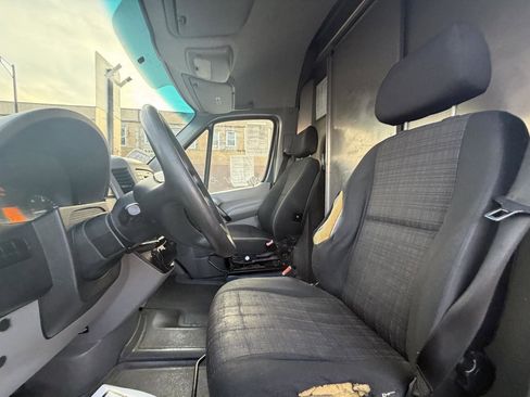 Used 2018 Mercedes-Benz Sprinter 2500 image 12