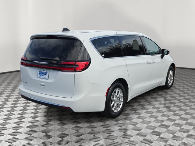 Used 2025 Chrysler Pacifica Select FWD image 6