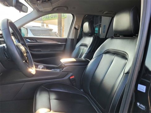 Used 2023 Jeep Grand Cherokee Limited w/ Black Appearance Package image 12