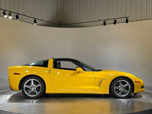 Used 2005 Chevrolet Corvette Coupe w/ Preferred Equipment Group RWD image 78
