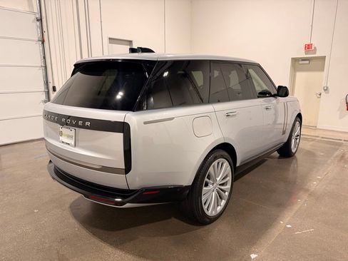 Used 2025 Land Rover Range Rover SE image 5
