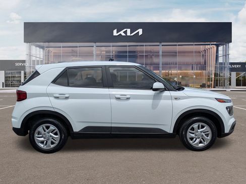 Used 2024 Hyundai Venue SE FWD image 3