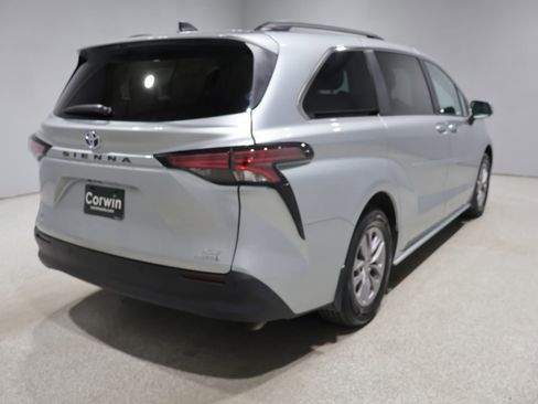 Used 2022 Toyota Sienna XLE AWD/4WD image 2