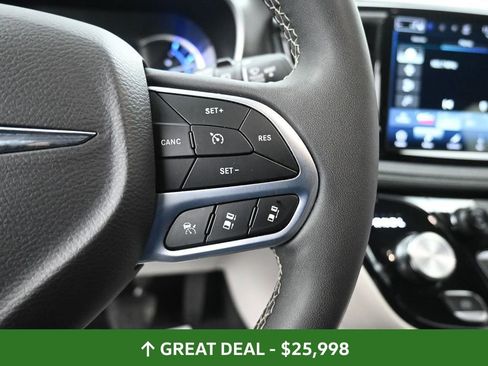 Used 2024 Chrysler Pacifica Limited FWD image 36