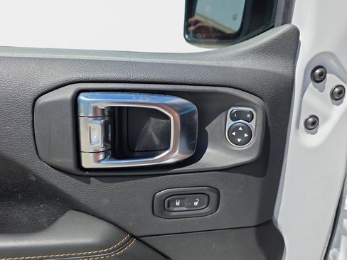 Used 2025 Jeep Wrangler Unlimited Sahara AWD/4WD image 27