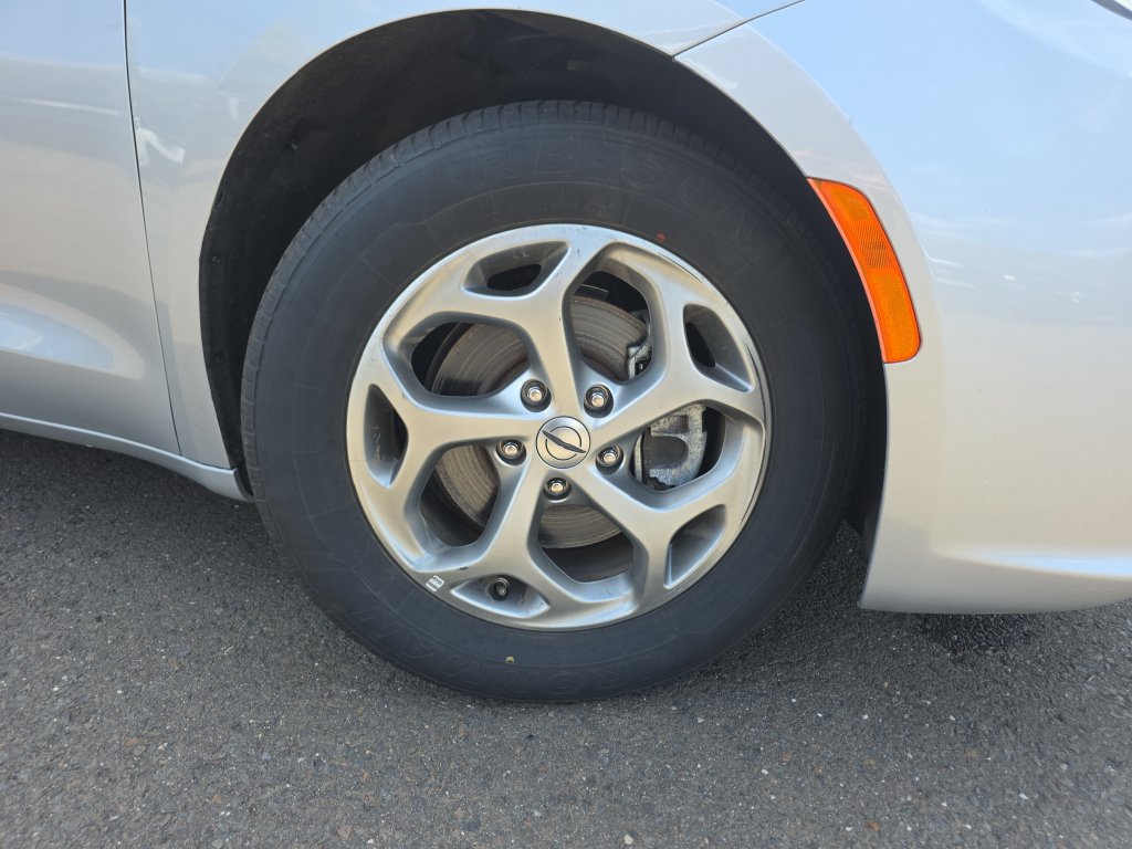 Certified 2024 Chrysler Pacifica Limited FWD image 11