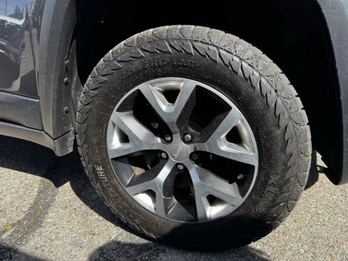 Used 2018 Jeep Cherokee Trailhawk AWD/4WD image 4