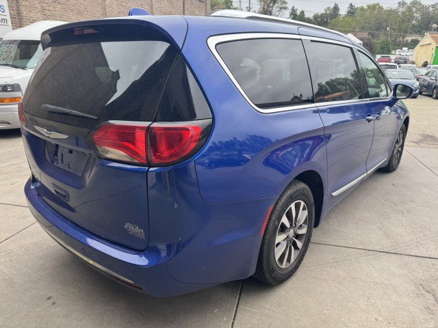Used 2020 Chrysler Pacifica Touring-L Plus FWD image 3