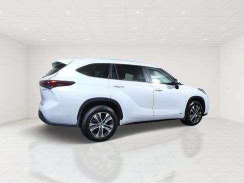 Used 2023 Toyota Highlander XLE AWD/4WD image 6