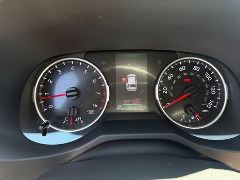 Used 2021 Toyota RAV4 LE AWD/4WD image 10