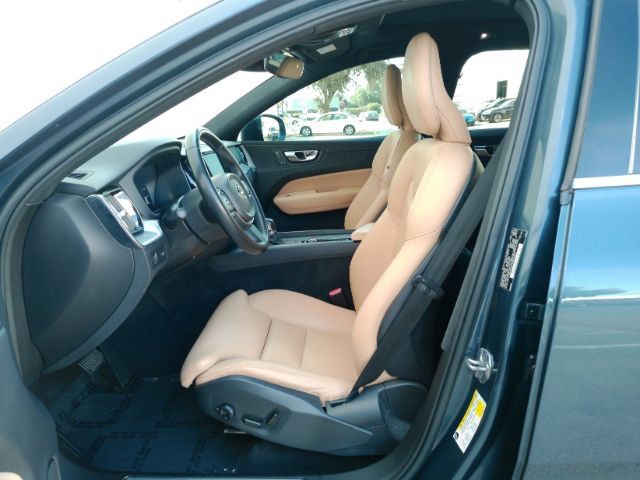 Used 2019 Volvo XC60 T5 Momentum w/ Premium Package FWD image 6