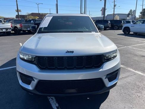Used 2024 Jeep Grand Cherokee Altitude AWD/4WD image 2