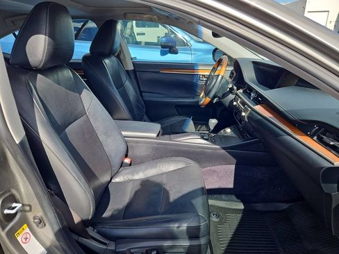 Used 2015 Lexus ES 300h w/ Navigation System Package FWD image 28