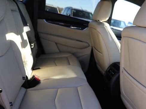 Used 2018 Cadillac XT5 FWD image 16