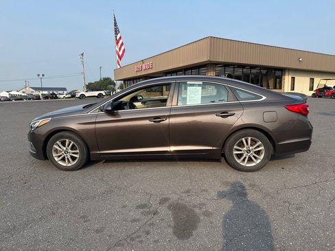 Used 2017 Hyundai Sonata SE FWD image 2