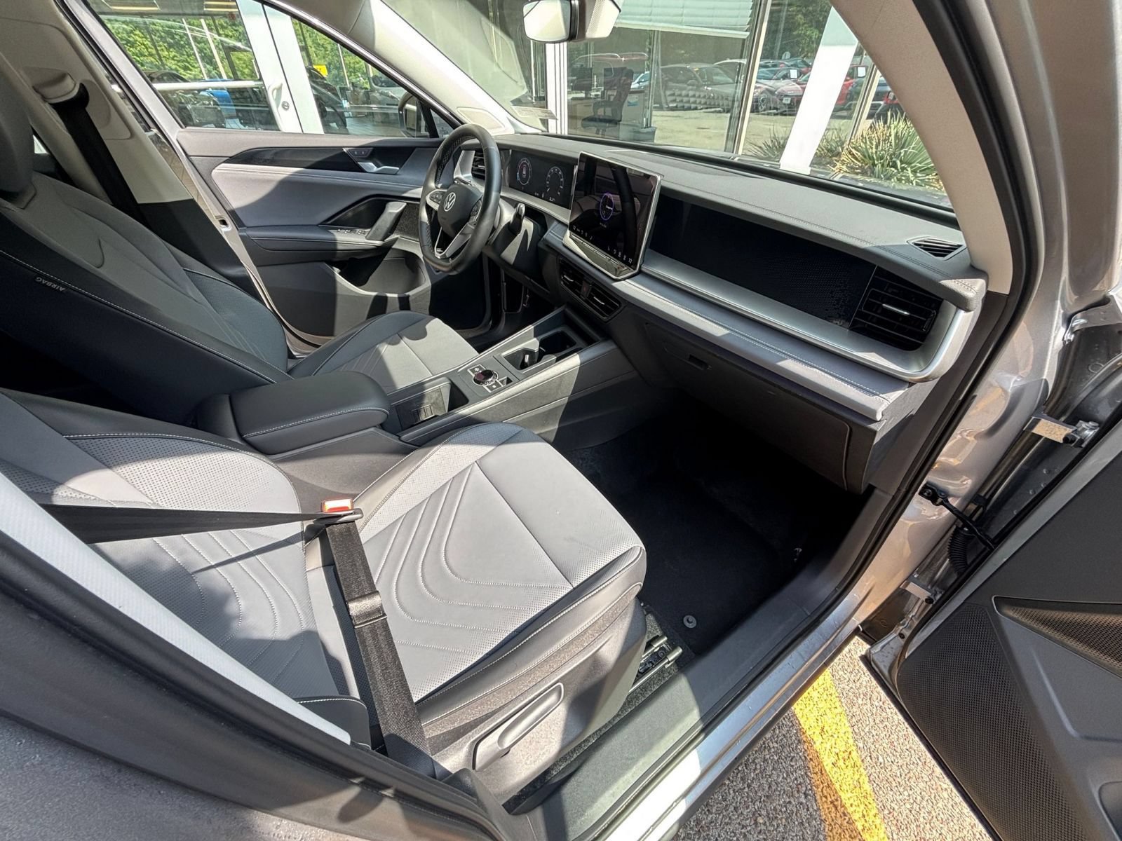 Used 2026 Volkswagen Tiguan SE FWD image 37