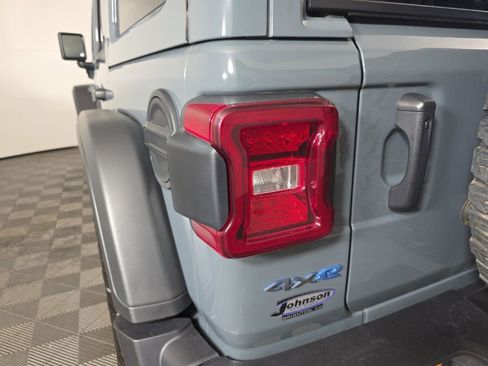 Used 2025 Jeep Wrangler Unlimited Rubicon 4xe w/ Safety Group AWD/4WD image 11