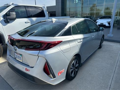 Used 2017 Toyota Prius Prime Advanced w/ Carpet Mat Package FWD image 6