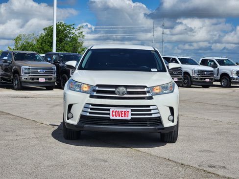 Used 2018 Toyota Highlander Plus FWD image 2