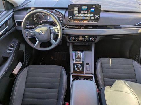 Used 2024 Mitsubishi Outlander SE image 15