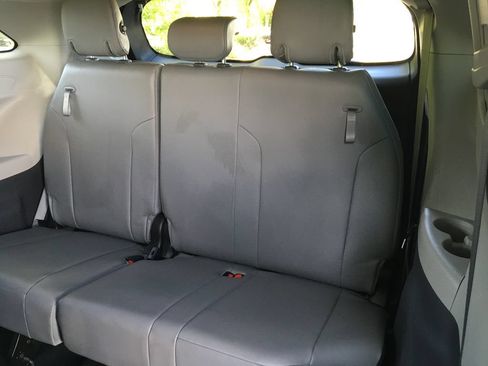 Used 2022 Toyota Sienna XLE FWD image 27
