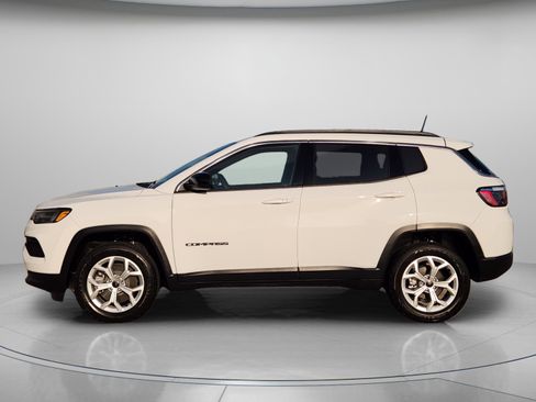 Used 2025 Jeep Compass Latitude AWD/4WD image 2
