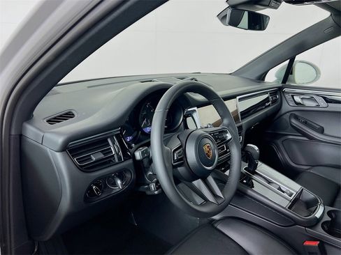 New 2026 Porsche Macan image 4