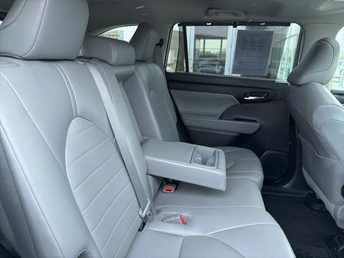 Certified 2022 Toyota Highlander XLE image 33
