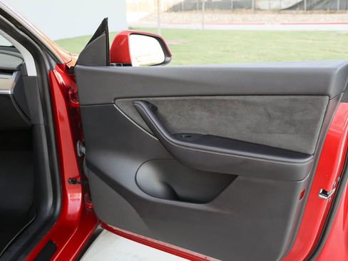 Used 2021 Tesla Model Y Long Range image 17