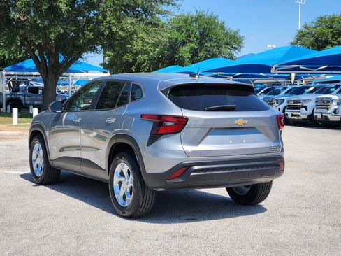 Used 2024 Chevrolet Trax LS w/ LS Convenience Package FWD image 4