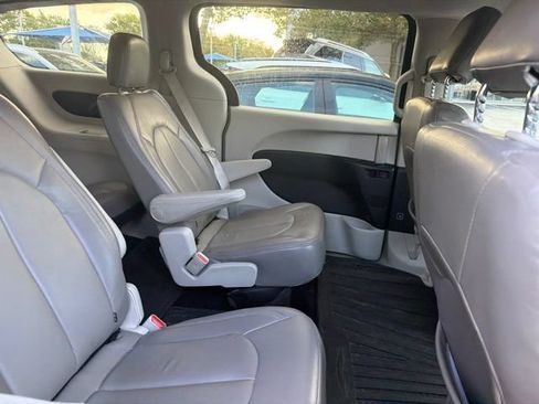 Used 2017 Chrysler Pacifica Touring FWD image 11