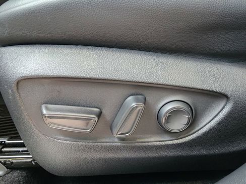 Used 2023 Toyota Highlander XLE image 18