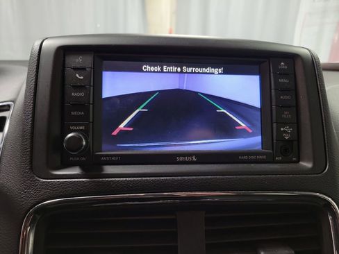 Used 2019 Dodge Grand Caravan SE w/ UConnect Hands-Free Group image 18