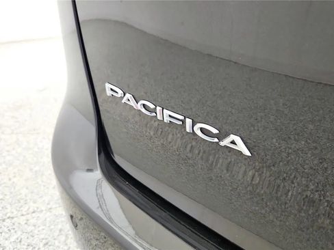 Used 2023 Chrysler Pacifica Touring-L FWD image 16