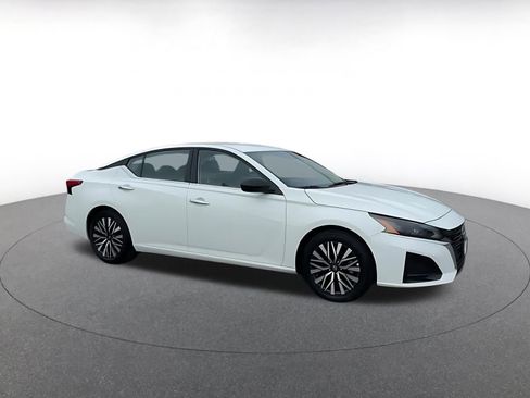 Used 2025 Nissan Altima 2.5 SV image 2