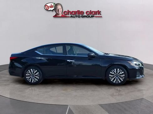 Used 2024 Nissan Altima 2.5 SV FWD image 7