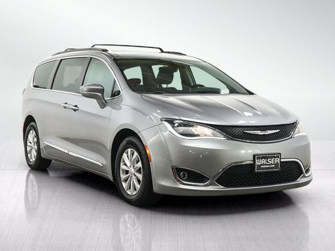 Used 2017 Chrysler Pacifica Touring-L FWD image 7