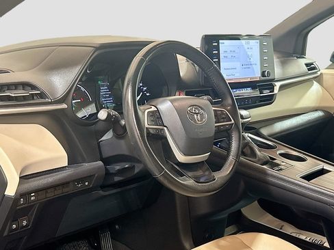 Used 2024 Toyota Sienna XLE FWD image 7