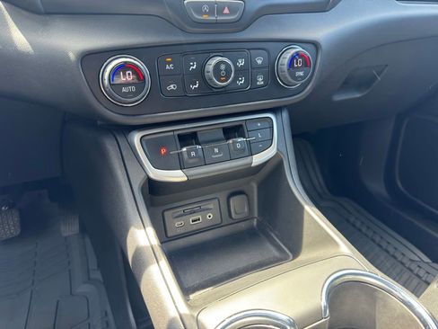 Used 2024 GMC Terrain SLE w/ Driver Convenience Package FWD image 24