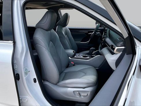 Used 2023 Toyota Highlander Limited FWD image 9