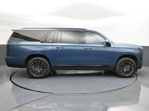 Used 2025 Cadillac Escalade ESV Sport Platinum image 9