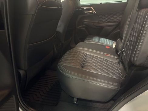 Used 2023 Mitsubishi Outlander SEL image 14