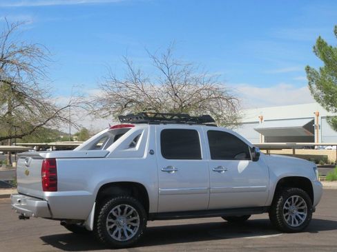 Used 2013 Chevrolet Avalanche LTZ image 6