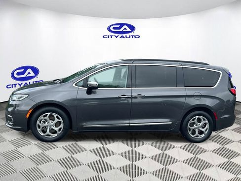 Used 2023 Chrysler Pacifica Limited FWD image 8