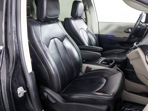 Used 2023 Chrysler Pacifica Touring-L image 28